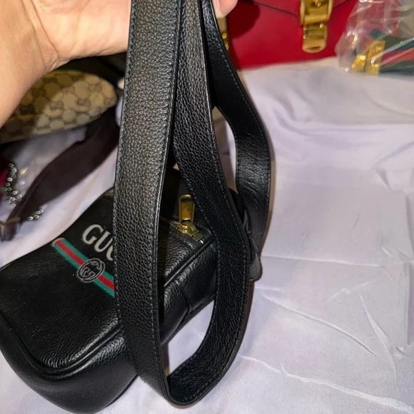 Gucci Vintage Logo Black Pebbled Leather Crossbody Bag
